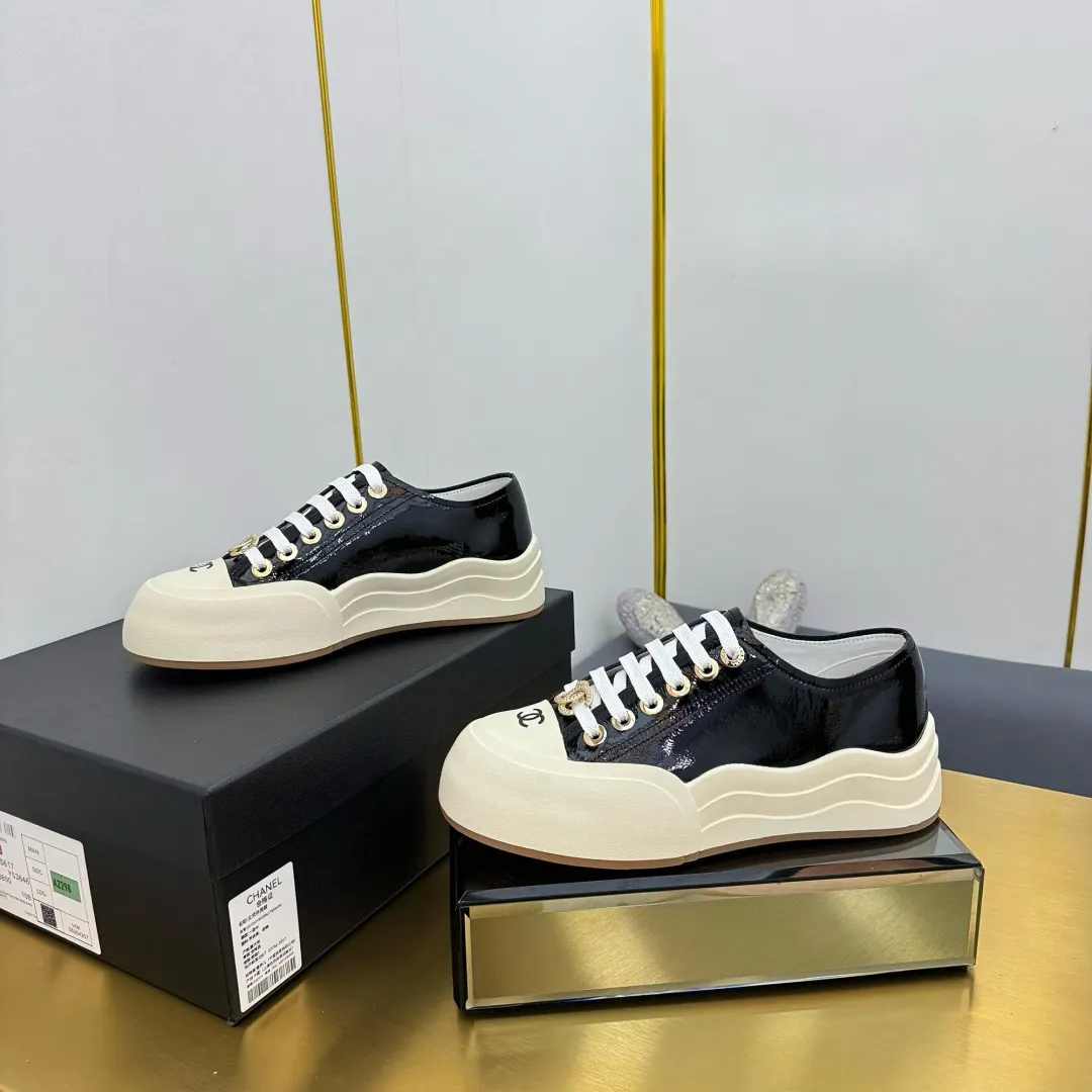 👟👟Ex-factory price 600👟👟 Top version, original quality! ! ! Chanel Chanel - 2025 biscuit shoes, the top casual sports shoes in the counter, this classic design; the upper is electro-embroidered with a variety of craftsmanship; the outsole is fashionable and sporty; the extraordinary inclusion of a variety of color elements... The diversified mix and match is very good-looking and versatile, casual, fashionable, sports, and outdoor can be taken into account... ꫛꫀꪝ Go➫ Material: ❶Upper: Original first-layer cowhide ❷Inner: Sheepskin ❸Outsole is based on: original TPU combination outsole, full set of boutique packaging for women 35–41 👉